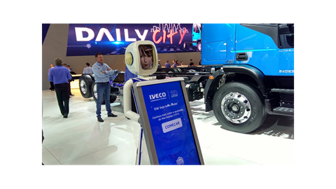 Robô da IVECO apresenta soluções para peças de reposição durante Fenatran 2017
