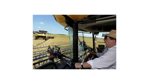 Presidente do Paraguai, Horacio Cartes acompanha a abertura da colheita dentro de uma CR9.80. Créd.: René González