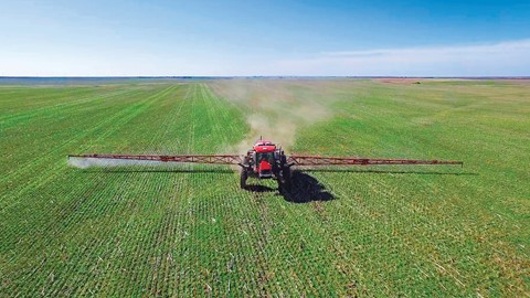 New 132- and 135-foot booms and 1,600-gallon tank for Case IH Patriot® 4440 series