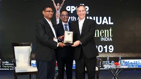 Puneet Vidyarthi, Brand Leader CASE India (left), receiving award from Stephen A Jones, Dodge Data and Analytics (right)