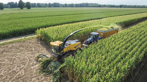 New Holland comemora 60 anos da produção da primeira forrageira autopropelida