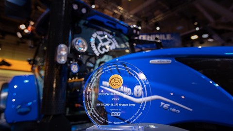 Trator movido a metano produzido em série pela New Holland vence o prêmio Trator Sustentável do Ano