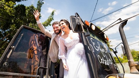 Cliente celebra casamento com retroescavadeira New Holland B110B