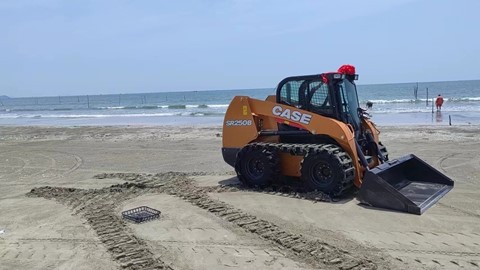 凯斯B系列滑移，沙滩上的“舞蹈”