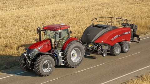CASE IH_LB_424XLD_ON THE ROAD
