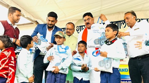 New Holland Agriculture supports schoolchildren in Madhya Pradesh with 14,000 notebooks (1)