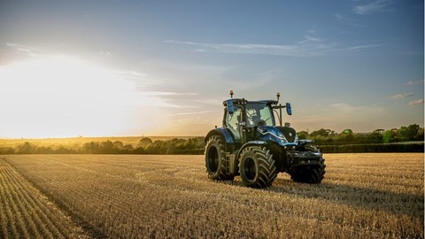 new-holland-wins-green-good-design-award-for-lng-tractor