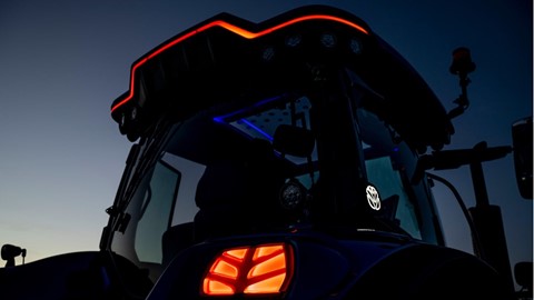 new-holland-wins-green-good-design-award-for-lng-tractor