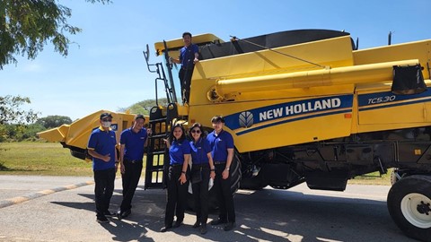students-getting-up-close-to-the-machine