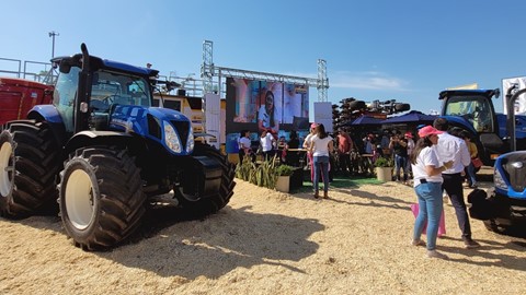 Con foco en la agricultura digital New Holland pis fuerte en Agronea