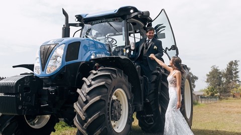 Del campo al altar la pareja que eligi un tractor New Holland para llegar a su boda