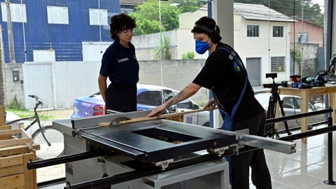 Jovens aprendem na pr tica o of cio da marcenaria