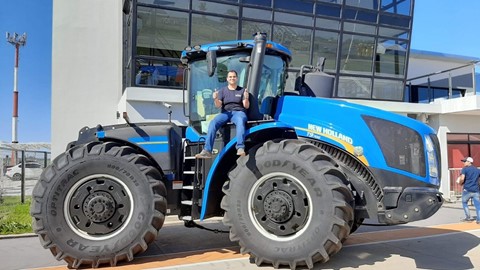 Promesa de fe la historia del joven que lleva New Holland tatuado en su piel