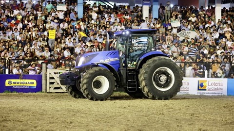 New Holland pisa fuerte en el Festival de Doma y Folklore Jes s Mar a