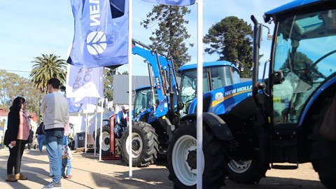 New Holland y Corporación de Maquinaria presentan el potente tractor T9 en Expo Prado 2024