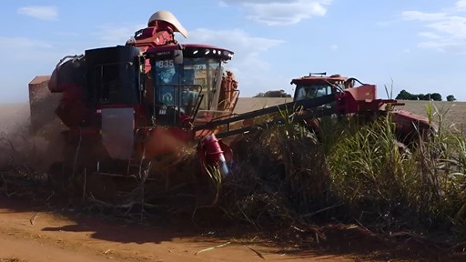Colhedora de duas linhas movida a etanol