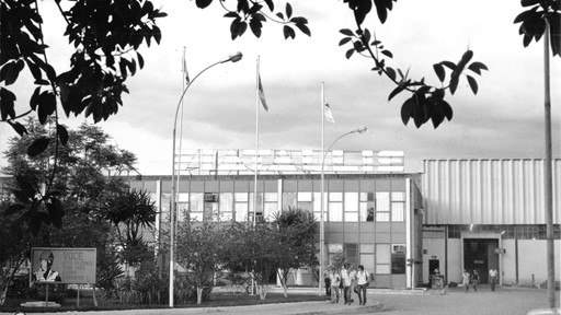 New Holland Construction 75 anos Entrada da f brica d cada de 70