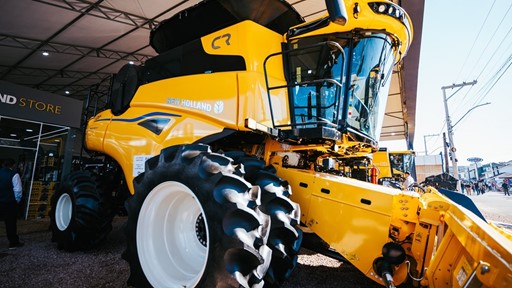A nova CR7 Arrozeira da New Holland venceu o Pr mio Gerdau Melhores da Terra na categoria Agricultura de Escala