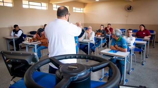 New Holland desenvolve aulas de agricultura digital para col gios agr colas do PR