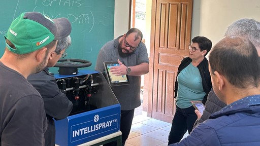 new-holland-desenvolve-aulas-de-agricultura-digital-para-col-gios-agr-colas-do-pr