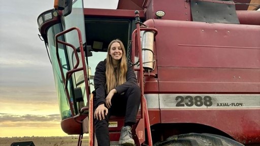 “Ser mujer y trabajar en el campo es desafiar estereotipos”: la historia de Valentina Cantone, la fuerza femenina detrás del volante de un Case IH