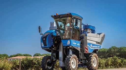 New Holland celebra 50 anos de inova o da linha Braud no SITEVI 2025