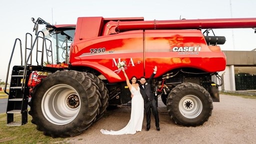 Una boda sobre ruedas: amor, fierros y una cosechadora Case IH como protagonista