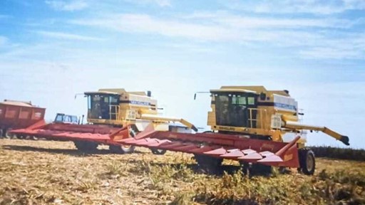 Con mas de 20 anos junto a New Holland la familia Vilas adquirio la cosechadora de doble rotor mas grande del mundo