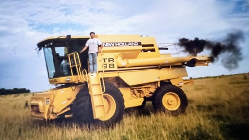 Con mas de 20 a os junto a New Holland la familia Vilas adquirio la cosechadora de doble rotor mas grande del mundo