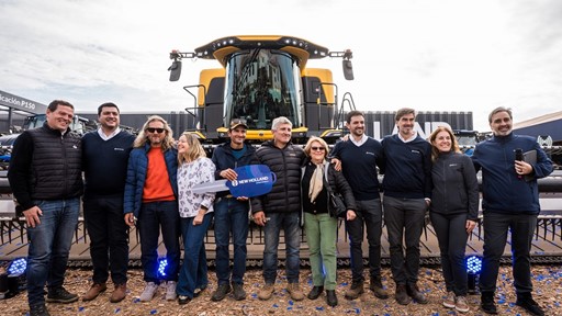 Con mas de 20 anos junto a New Holland la familia Vilas adquirio la cosechadora de doble rotor mas grande del mundo