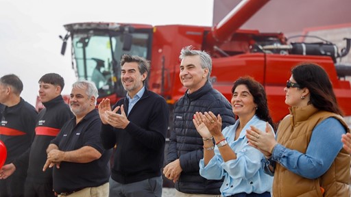 Sergio Vera director Comercial Case IH Argentina Javier Nebbia presidente de Semtraco junto a su familia y equipo