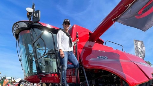 Luc a Gallo Molphy en la cosechadora Axial Flow 4160