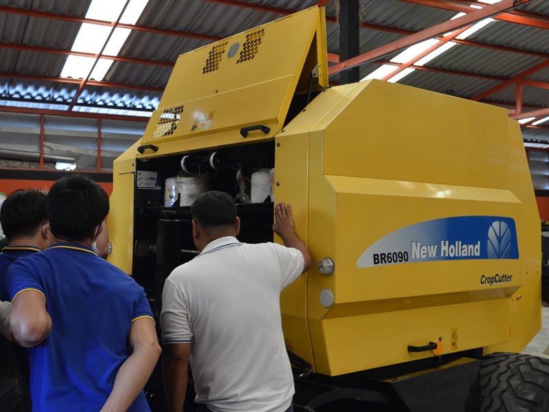 Cnh Industrial Newsroom Pioneering Livestock Farm Takes Delivery Of First New Holland Br6090 4829