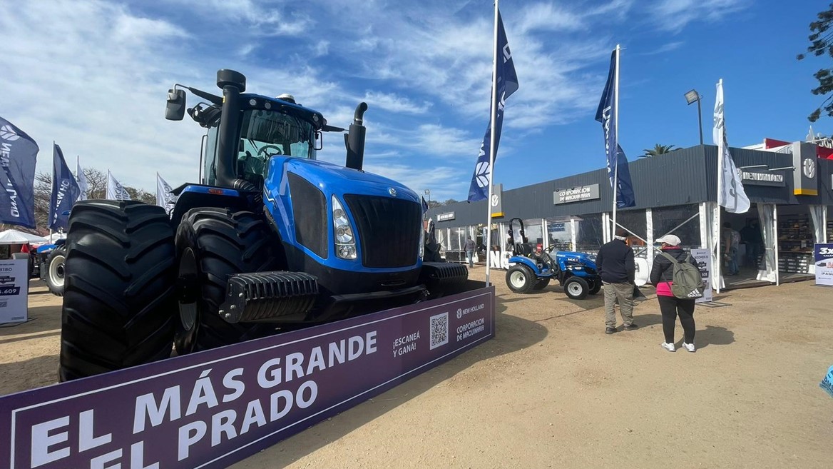 New Holland y Corporaci n de Maquinaria presentan el potente tractor T9 en Expo Prado 2024