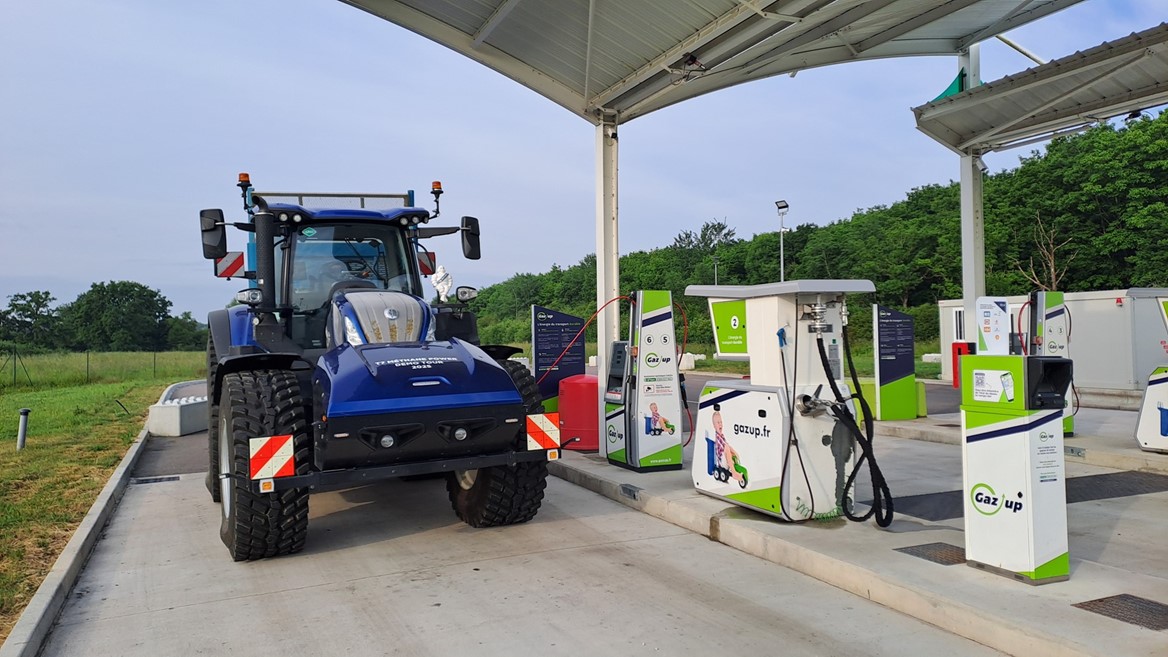 T7 Methane Power tractor refueling
