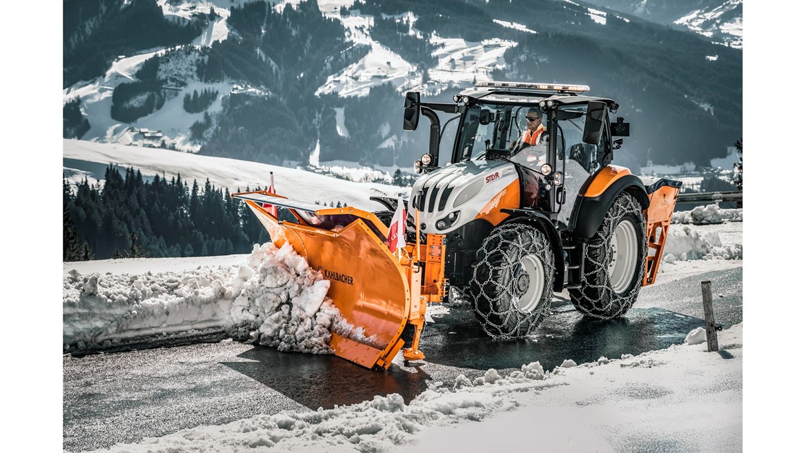 MORE CHOICE FOR STEYR EXPERT CUSTOMERS TWO TRANSMISSIONS AND THREE FEATURE PACKS