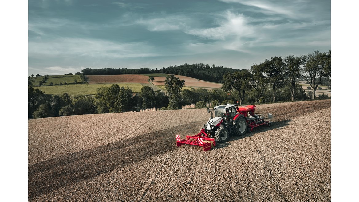 MORE CHOICE FOR STEYR EXPERT CUSTOMERS TWO TRANSMISSIONS AND THREE FEATURE PACKS