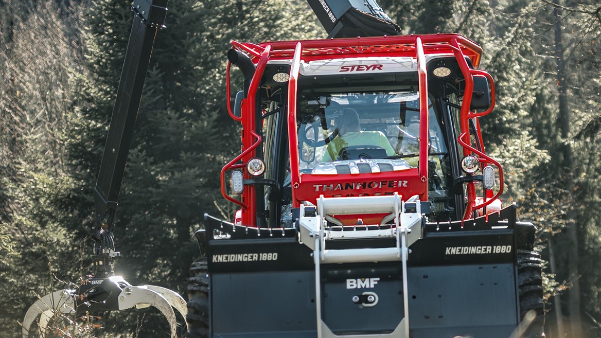 STEYR 6150 Profi CVT forestry crane