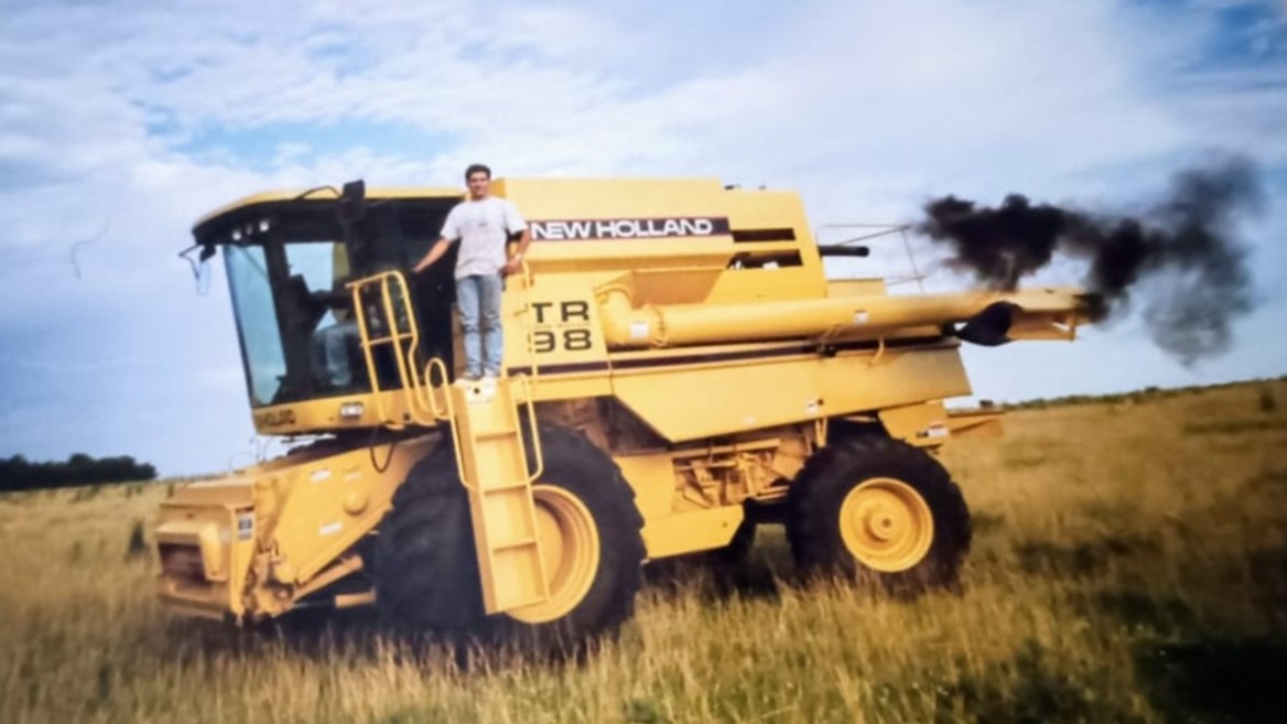 Con mas de 20 a os junto a New Holland la familia Vilas adquirio la cosechadora de doble rotor mas grande del mundo