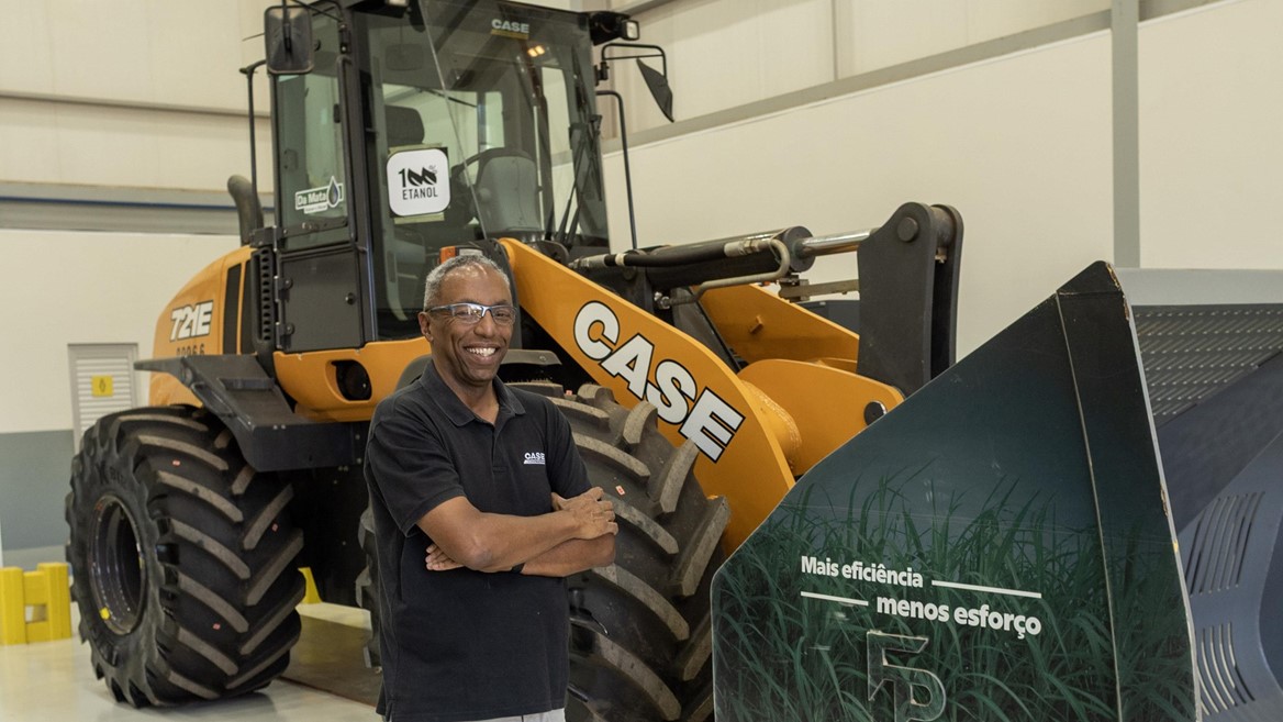 Anderson Nascimento Gerente de Marketing de Produto de CNH en frente de la palacargadora 721E a etanol