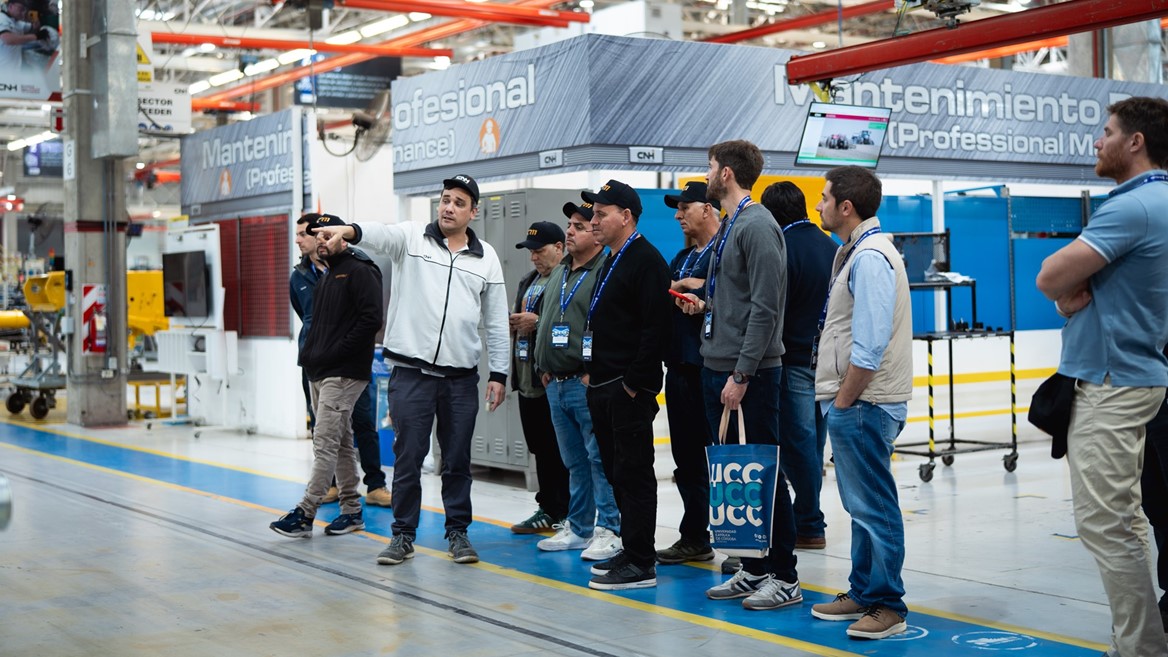 Clientes visitando la planta de New Holland en Cordoba