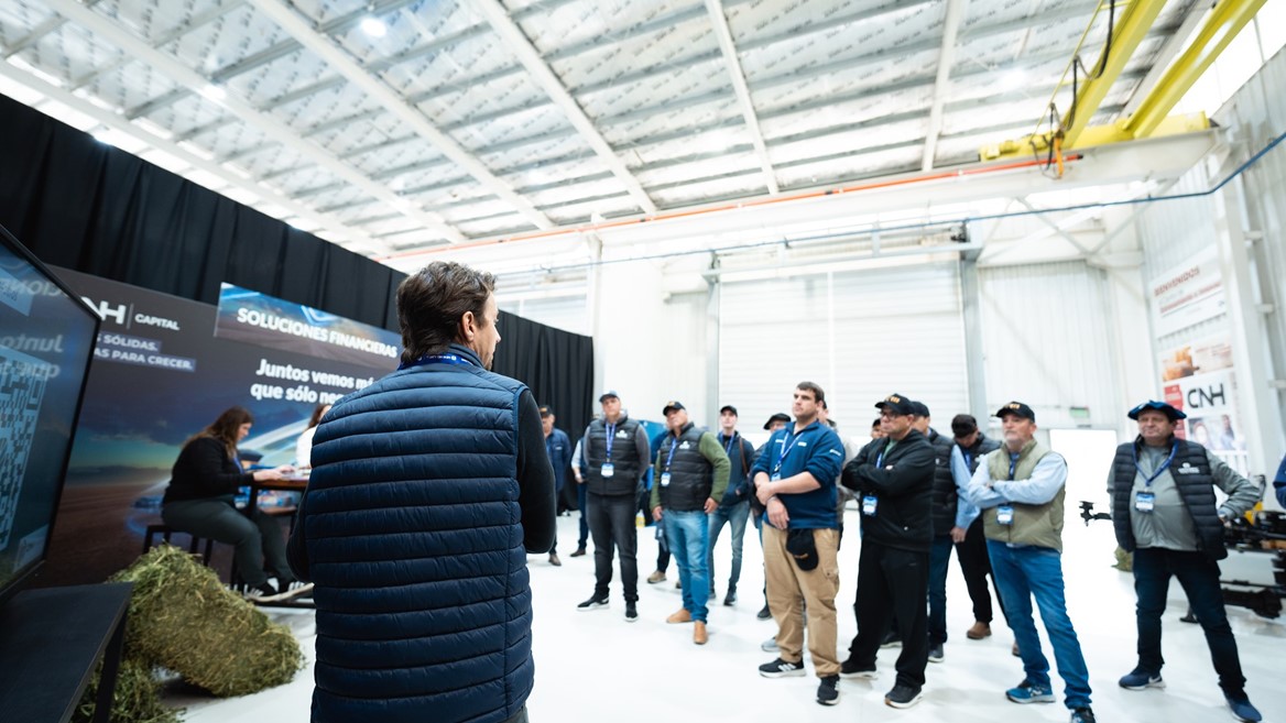 Clientes visitando la planta de New Holland en Cordoba