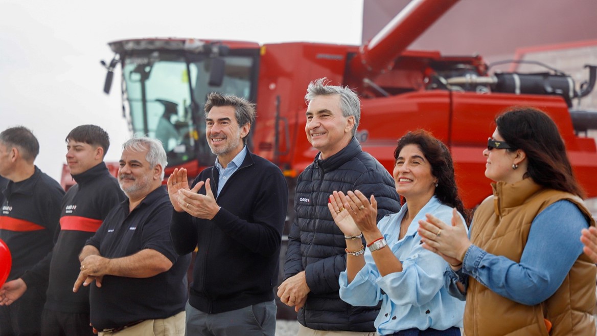 Sergio Vera director Comercial Case IH Argentina Javier Nebbia presidente de Semtraco junto a su familia y equipo