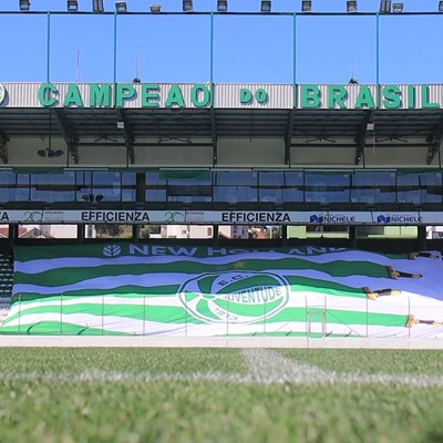 New Holland presenteia torcida do Juventude com novo bandeirão