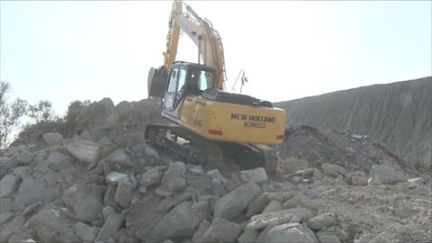 new-holland-construction-crawler-excavator-e215c