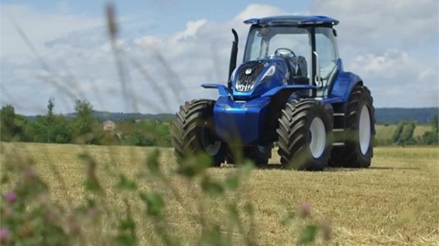 portuguese---new-holland-agriculture-methane-powered-concept-tractor-show-reel