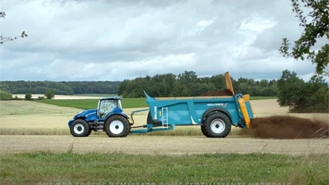 italian---new-holland-agriculture-methane-powered-concept-tractor-show-reel