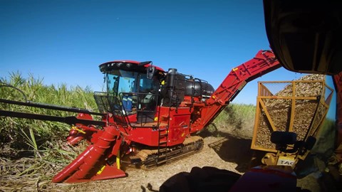 nova-colhedora-de-cana-austoft-9000-da-case-ih