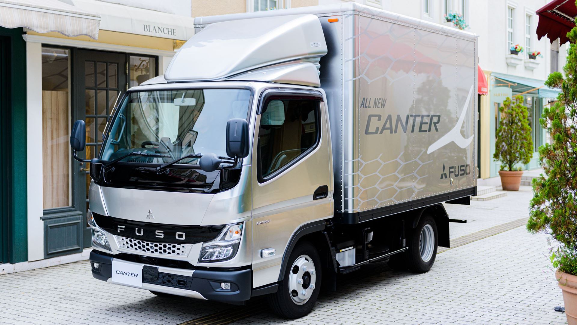 Mitsubishi Fuso premieres the new light−duty Canter truck