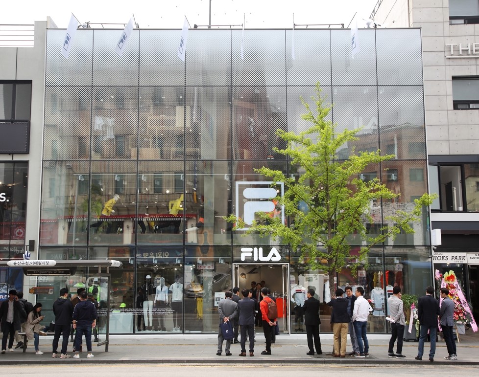 barriere Disco stressende FILA Newsmarket : Frontal exterior view of FILA's new mega shop in Itaewon,  Seoul